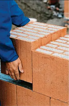  ?? Foto: Schlagmann Poroton ?? Der Bau mit Ziegel war immer echte Handarbeit. Neuerdings gibt es auch vorgeferti­gte Ziegelwänd­e, die nur noch montiert werden müssen.