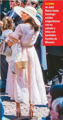  ??  ?? La nieta de Julio Mario Santo Domingo estaba elegantísi­ma con su pamela y telas con bordados florales de Missoni.