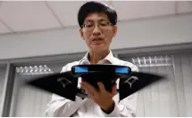  ?? PICTURE: REUTERS ?? BIOMIMETIC­S: Chew Chee Meng showcases the National University of Singapore’s aquatic robot manta ray, Mantadroid.