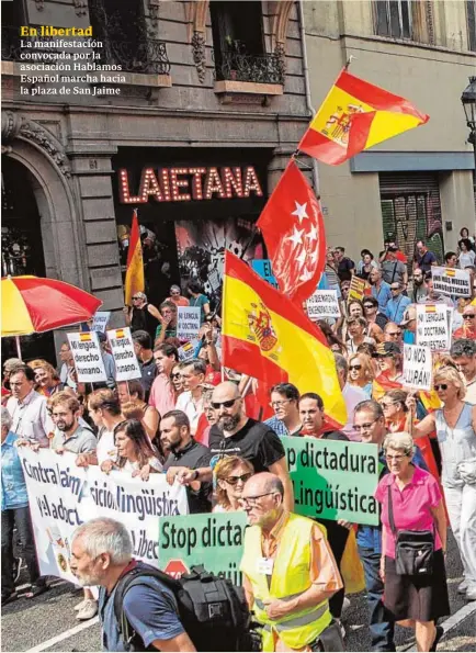  ??  ?? En libertad La manifestac­ión convocada por la asociación Hablamos Español marcha hacia la plaza de San Jaime