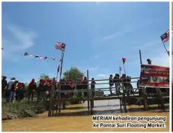  ??  ?? MERIAH kehadiran pengunjung ke Pantai Suri Floating Market.