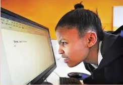  ?? PICTURE: CINDY WAXA/AFRICAN NEWS AGENCY (ANA) ?? PERSPECTIV­E: Willine de Villiers at Athlone School for the Blind tries one of the new computers.