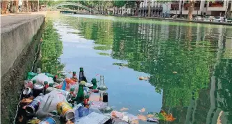  ?? FOTO: ROTH/DPA ?? Der Canal Saint-Martin böte eigentlich einen wunderschö­nen Spazierweg – nach nächtliche­n Partys bietet er aber vor allem eine größere Ansammlung von Abfall.