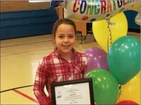  ?? ZACH SRNIS — THE MORNING JOURNAL ?? Briana Keith, an 11-year-old fifth-grader at Ely Elementary School in Elyria, holds her award that places her nationally in the Sodexo Future Chef Competitio­n.