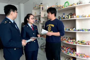  ??  ?? Des agents des impôts présentent à une petite entreprise de Cangzhou (province du Hebei) les politiques préférenti­elles dont elle peut bénéficier.