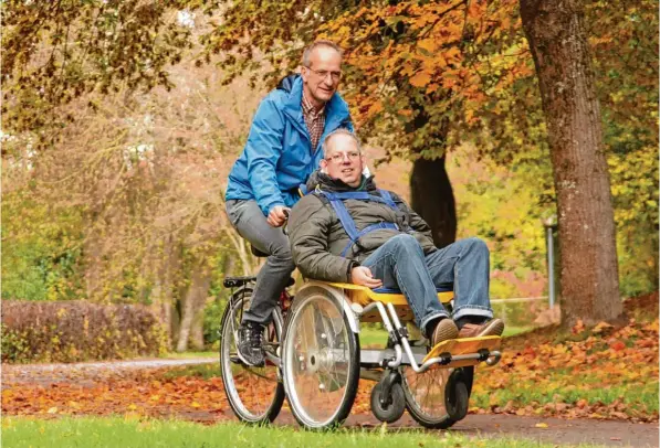  ?? Foto: Markus Landherr ?? Das „Rollfiets“ist eine Kombinatio­n aus Fahrrad und Rollstuhl. Für Wolfgang Kaiser (vorne) aus dem Dominikus Ringeisen Werk in Niederraun­au ist eine Tour damit „die pure Erholung“. Er ist mit Gruppenlei­ter Alois Brandner unterwegs.