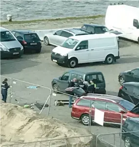  ??  ?? Après une courte poursuite, la voiture de l’homme a été intercepté­e par les agents sur un quai en bordure de l’escaut, au centre-ville.