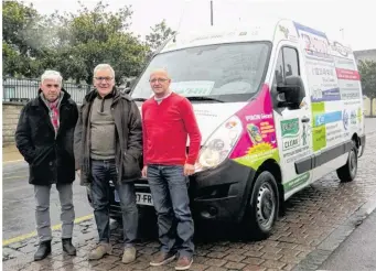  ??  ?? De gauche à droite : Patrice Deniau, maire adjoint à l’origine de ce projet ; Gilbert Badiou, maire ; Alain Julienne, chauffeur de la navette.