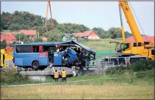  ?? Fot. Zeljko Lukunic/East News ?? Wrak polskiego autokaru na autostradz­ie A4 w Chorwacji