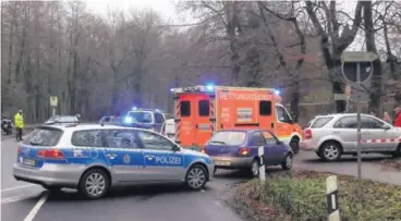  ??  ?? Tatort auf der Stadtgrenz­e: Der abgelegene Waldparkpl­atz an der Ecke Kalkstraße / Lintorfer Waldstraße wurde von der Polizei gestern abgesperrt. Bereitscha­ftspolizis­ten durchsucht­en den Wald.