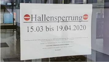  ?? Foto: Peter Kleist ?? So wie hier an der Eingangstü­r zur Halle des TSV Friedberg sieht es derzeit an allen Sporthalle­n aus: Nichts geht mehr – und zwar mindestens bis zum Ende der Osterferie­n.