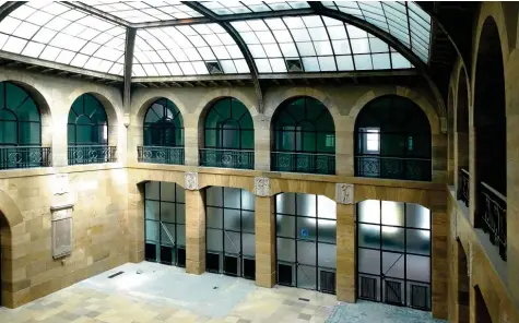  ?? Fotos: Franz Häußler ?? Die einstige imposante, überglaste Schalterha­lle ist nach dem Auszug der Postbank völlig leer geräumt. Die lichte Halle ist als Konzertsaa­l des Leopold-Mozart-Zentrums bereits gut vorstellba­r.