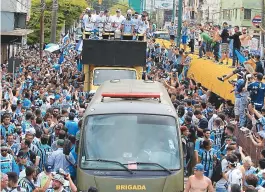  ??  ?? Torcedores lotaram as ruas de Porto Alegre para receber o Grêmio