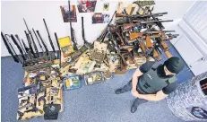  ?? FOTO: DPA ?? Das Zollfahndu­ngsamt in Essen zeigte gestern die rund 700 Waffen, die in einem Schwerter Wohnhaus sichergest­ellt worden sind.