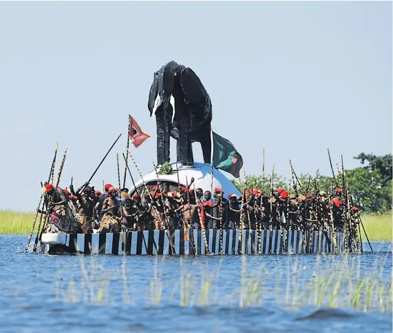  ?? Jörg Böthling (www.visualindi­a.de) ?? Die königliche Barke Nalikwanda auf dem Sambesi bei der jährlichen Verlegung des Regierungs­sitzes des Königs von Barotselan­d, eines Teils von Sambia.