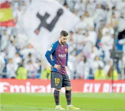  ?? AP ?? Mirando el piso. Lionel Messi dibuja un gesto de preocupaci­ón. Terminó “tocado” en el Bernabéu.