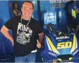  ??  ?? Bruno Vecchioni, champion de France 1987 et 2000, au service du champion du monde Superbike 2014 et pilote-essayeur Motogp Sylvain Guintoli.