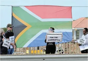  ?? JON HOUZET
Picture: ?? WE STAND FOR OUR COUNTRY: The South African flag was a backdrop for these participan­ts in the Move One Million protest on the Nico Malan Bridge last Saturday