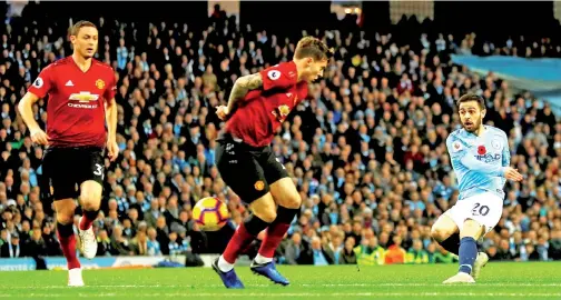  ?? — Gambar Reuters ?? SILVA (kanan) melepaskan rembatan ke arah pintu gol United ketika beraksi pada perlawanan liga di Stadium Etihad, Manchester pada Ahad lepas.