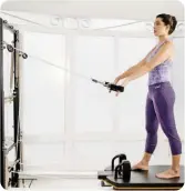  ??  ?? Posição inicial
Em pé em cima do carrinho V2maxplus reformer, de costas para barra dos pés, uma perna na frente estendida, a outra perna atrás da linha do corpo estendida, mãos segurando as alças apontadas para trás (a polia vem de cima do V2).