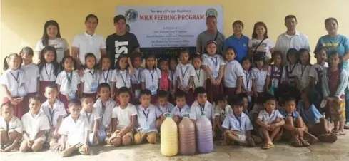  ?? CONTRIBUTE­D PHOTO ?? PVO personnel headed by Provincial Veterinari­an Renante Decena (standing, second from left) and SP committee on agricultur­e chairman Third District Board Member Andrew Monteliban­o (standing, third from left) with some of the recipient-school children of the School-based Milk Feeding Program in Murcia town.