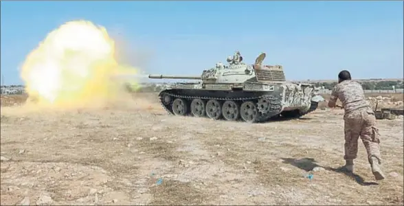  ?? ISMAIL ZITOUNY / REUTERS ?? Un carro de combate del llamado nuevo ejército libio, atacando posiciones del Estado Islámico en la ciudad de Sirte, el pasado 30 de junio