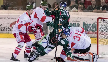  ??  ?? In difesa Un'incursione degli Augsburger Panther alla porta dei Foxes durante la semifinale del torneo amichevole alla Würtharena di Egna