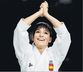  ?? FOTO: EFE ?? Sandra Sánchez, feliz a sus 37 años tras proclamars­e ayer en Madrid campeona del mundo de kata individual