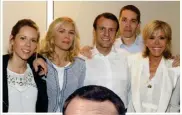  ??  ?? La famiglia Macron e Brigitte con i tre figli di lei: Sébastien, che ha tre anni più di Emmanuel, Laurence e Tiphaine