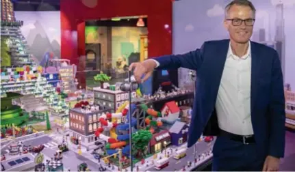  ?? FOTO BELGA ?? Topman John Jakobsen van Merlin Entertainm­ents: “Dit is een nieuw opwindend bouwblokje dat neergelegd wordt voor de vele Lego-fans in de Benelux en Noord-Frankrijk.”