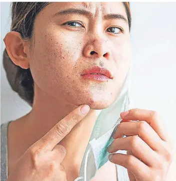  ?? FOTO: ISTOCK ?? Viele Menschen leiden unter Hautproble­men im Zuge häufigen oder stundenlan­gen Maskentrag­ens.