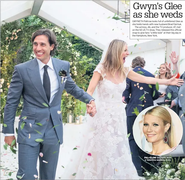  ??  ?? PAL-GLOW Gwyneth wore a Valentino wedding dress
