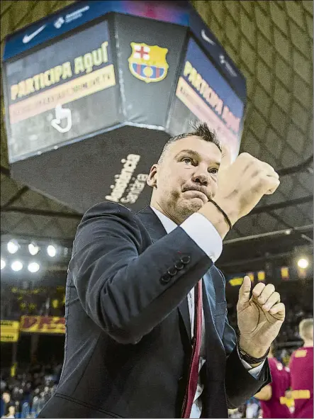  ?? FOTO: PERE PUNTÍ ?? Sarunas Jasikevici­us hace un gesto a la afición tras una victoria en el Palau en un partido de esta última temporada