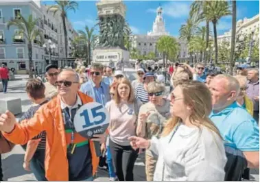  ?? JULIO GONZÁLEZ. ?? Un grupo de turistas en la plaza de San Juan de Dios de Cádiz en 2019.