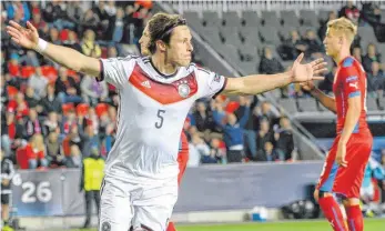  ?? FOTO: DPA ?? Der Führungstr­effer: Nico Schulz feiert das 1: 0 für den DFB gegen Gastgeber Tschechien.