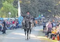  ??  ?? El desfile congregó numeroso público en el parque.