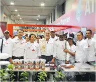  ??  ?? Gobernador del Atlántico, Eduardo Verano, y su secretario de Desarrollo, Anatolio Santos, con productore­s en Agroexpo, en Corferias Bogotá.