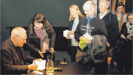  ?? FOTO: LYDIA SCHÄFER ?? Autor Uwe Timm signiert nach der Lesung im Kiesel seine Bücher.