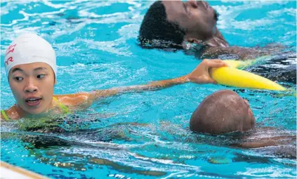  ??  ?? SWIFT RESPONSE: Gloria Ma of the Hong Kong Lifesaving team finishes a successful rescue in the Simulated Emergency Rescue Competitio­n.