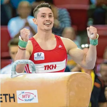  ?? Foto: Deniz Calagan/dpa ?? Andreas Toba freut sich nach seiner gelungenen Pauschenpf­erd Übung bei der WM Qualifikat­ion diesen Herbst in Stuttgart. Ein wichtiger Schritt auf dem langen Weg zurück in die Weltklasse. Am Samstag turnt er in Nördlingen.