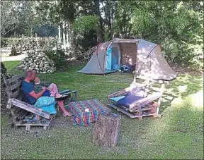  ??  ?? Gamping.fr permet, par exemple, de camper dans le jardin de particulie­rs.