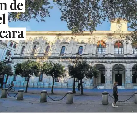  ??  ?? La fachada neoclásica de las Casas Consistori­ales de la Plaza Nueva será rehabilita­da en su totalidad.