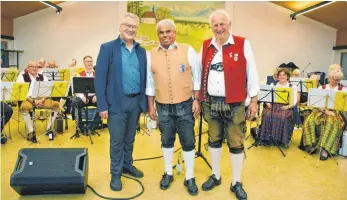  ?? FOTO: ULRICH STOCK/BSO ?? Ernst Müller (r.) freut sich über den Besuch von Ernst Hutter (l.), der seit vielen Jahren mit Orchester-Mitglied Max Vogler (m.) befreundet ist.