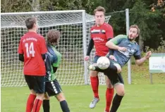  ?? Foto: Karin Tautz ?? Moritz Lichtenber­ger (am Ball) traf mit einem Sonntagssc­huss zum 3:1 für den VfL Westendorf. Achsheims Simon Ölwein kann ihn nicht stoppen.