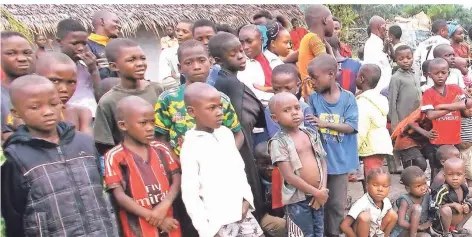  ??  ?? Viele Waisen- und Straßenkin­der werden in der Schule im Kongo unterricht­et.