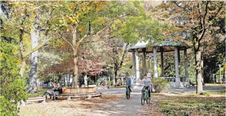  ?? FOTO: MARTINA DIEMAND ?? Viele Menschen halten sich derzeit nicht im Kemptener Stadtpark auf. Die meisten gehen so schnell wie möglich hindurch. Das Zukunftsko­nzept sieht vor, das gesamte Gestrüpp abzuholzen und dadurch viele freie Flächen zu schaffen. Fünf der alten großen...