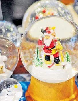  ??  ?? Der Weihnachts­mann kommt heuer bestimmt. Ob man die passende Schneekuge­l auf dem Weihnachts­markt kaufen kann, ist offen.