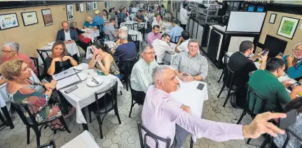  ?? WILTON JUNIOR / ESTADÃO ?? Tradição. Ambiente sem requinte, com mesas e cadeiras de madeira, encanta quem frequenta o local há mais tempo