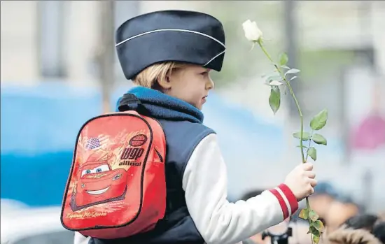  ?? CHARLES PLATIAU / REUTERS ?? Un niño colocaba ayer una flor en el lugar de la placa dedicada a un policía asesinado en el 2017 en los Campos Elíseos que fue destrozada el sábado