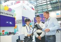  ??  ?? Shenzhen Customs representa­tives answer a visitor’s query at the 2016 China Hi-Tech Fair in Shenzhen.